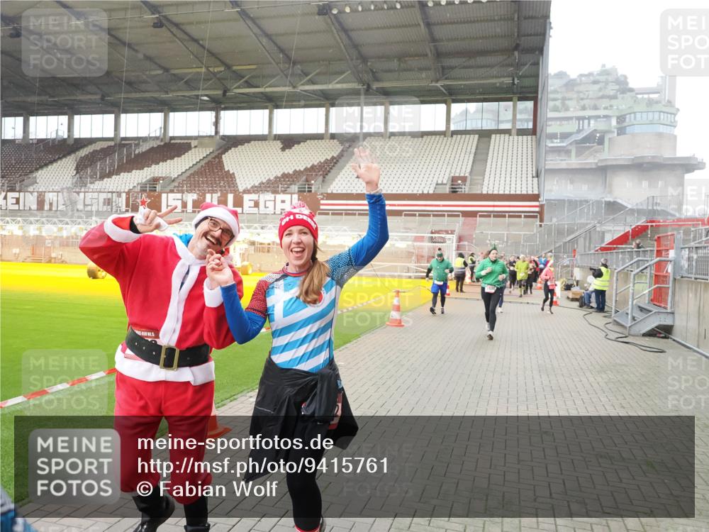 07.12.2025 - St. Pauli X-Mass-Run No. 15 Fabian Wolf http://msf.ph/oto/9415761 07.12.2025 11:05:55 Ziel 92, 298, 300, 659, 693, 924, 925, 927, 929, 932, 973, 1024, 1025, 1092, 1196, 1208, 1428, 1432, 1608, 1648, 2254, 3272, 3278 meine-sportfotos.de