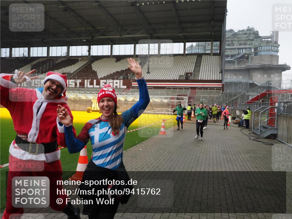 07.12.2025 - St. Pauli X-Mass-Run No. 15 Fabian Wolf http://msf.ph/oto/9415762 07.12.2025 11:05:55 Ziel 92, 298, 300, 659, 693, 924, 925, 927, 929, 932, 973, 1024, 1025, 1092, 1196, 1208, 1428, 1432, 1608, 1648, 2254, 3272, 3278 meine-sportfotos.de