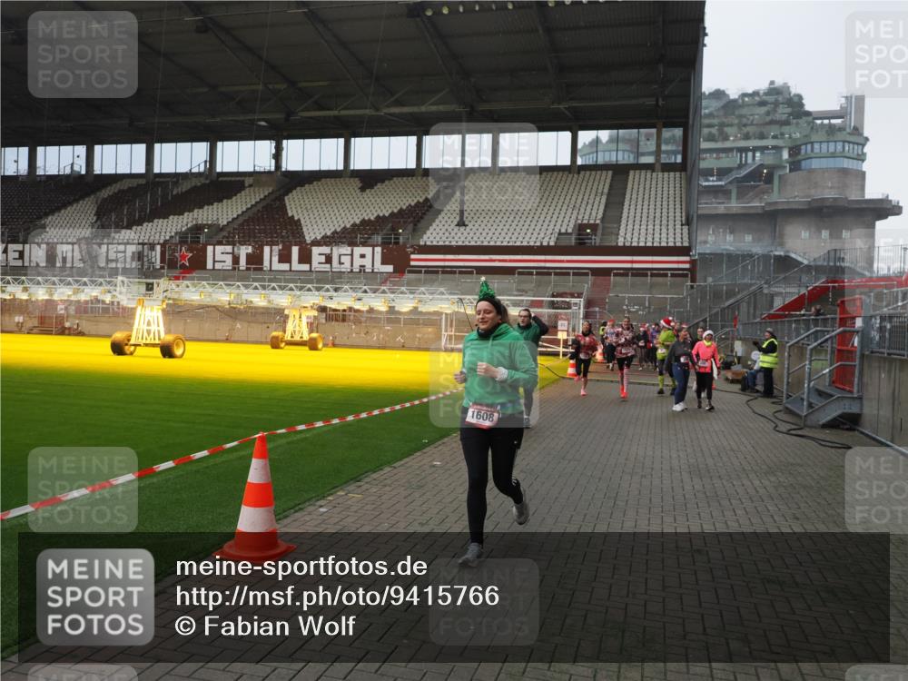 07.12.2025 - St. Pauli X-Mass-Run No. 15 Fabian Wolf http://msf.ph/oto/9415766 07.12.2025 11:05:58 Ziel 92, 298, 300, 659, 693, 854, 858, 878, 920, 924, 925, 927, 929, 932, 944, 973, 1024, 1025, 1092, 1196, 1208, 1428, 1432, 1608, 1648, 2243, 2245, 2254, 3272, 3278 meine-sportfotos.de