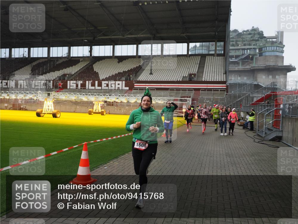 07.12.2025 - St. Pauli X-Mass-Run No. 15 Fabian Wolf http://msf.ph/oto/9415768 07.12.2025 11:05:58 Ziel 92, 298, 300, 659, 693, 854, 858, 878, 920, 924, 925, 927, 929, 932, 944, 973, 1024, 1025, 1092, 1196, 1208, 1428, 1432, 1608, 1648, 2243, 2245, 2254, 3272, 3278 meine-sportfotos.de