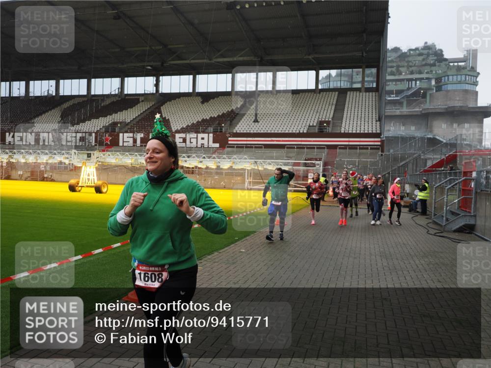 07.12.2025 - St. Pauli X-Mass-Run No. 15 Fabian Wolf http://msf.ph/oto/9415771 07.12.2025 11:05:59 Ziel 92, 298, 300, 659, 693, 854, 858, 878, 920, 924, 925, 927, 929, 932, 944, 973, 1024, 1025, 1092, 1196, 1208, 1428, 1429, 1430, 1432, 1608, 1648, 2243, 2245, 2254, 3272, 3278, 4583, 4585, 4587 meine-sportfotos.de