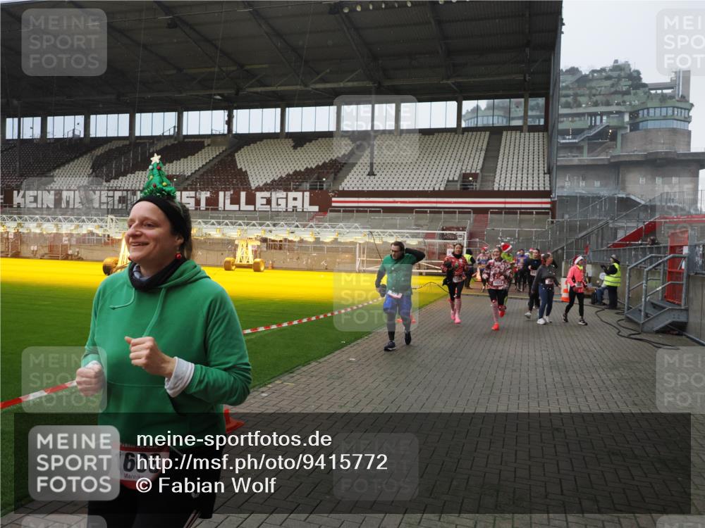 07.12.2025 - St. Pauli X-Mass-Run No. 15 Fabian Wolf http://msf.ph/oto/9415772 07.12.2025 11:05:59 Ziel 92, 298, 300, 659, 693, 854, 858, 878, 920, 924, 925, 927, 929, 932, 944, 973, 1024, 1025, 1092, 1196, 1208, 1428, 1429, 1430, 1432, 1608, 1648, 2243, 2245, 2254, 3272, 3278, 4583, 4585, 4587 meine-sportfotos.de