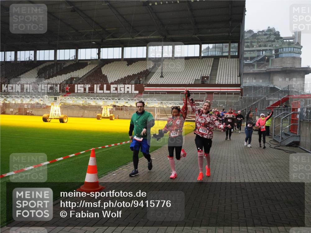 07.12.2025 - St. Pauli X-Mass-Run No. 15 Fabian Wolf http://msf.ph/oto/9415776 07.12.2025 11:06:01 Ziel 92, 298, 300, 402, 403, 659, 693, 854, 858, 878, 920, 924, 925, 927, 929, 932, 944, 973, 1024, 1025, 1092, 1208, 1223, 1229, 1428, 1429, 1430, 1432, 1608, 1648, 2243, 2245, 3272, 3278, 4583, 4585, 4587 meine-sportfotos.de