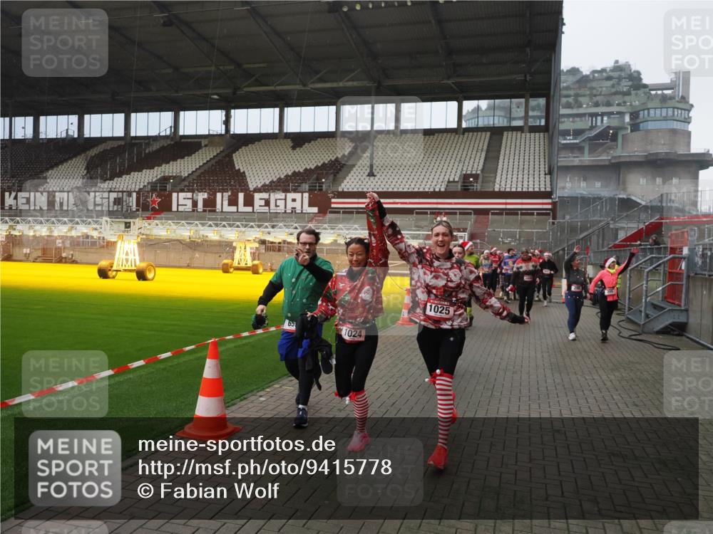 07.12.2025 - St. Pauli X-Mass-Run No. 15 Fabian Wolf http://msf.ph/oto/9415778 07.12.2025 11:06:01 Ziel 92, 298, 300, 402, 403, 659, 693, 854, 858, 878, 920, 924, 925, 927, 929, 932, 944, 973, 1024, 1025, 1092, 1208, 1223, 1229, 1428, 1429, 1430, 1432, 1608, 1648, 2243, 2245, 3272, 3278, 4583, 4585, 4587 meine-sportfotos.de