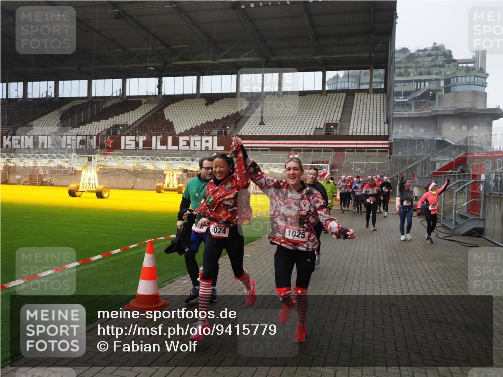 07.12.2025 - St. Pauli X-Mass-Run No. 15 Fabian Wolf http://msf.ph/oto/9415779 07.12.2025 11:06:01 Ziel 92, 298, 300, 402, 403, 659, 693, 854, 858, 878, 920, 924, 925, 927, 929, 932, 944, 973, 1024, 1025, 1092, 1208, 1223, 1229, 1428, 1429, 1430, 1432, 1608, 1648, 2243, 2245, 3272, 3278, 4583, 4585, 4587 meine-sportfotos.de