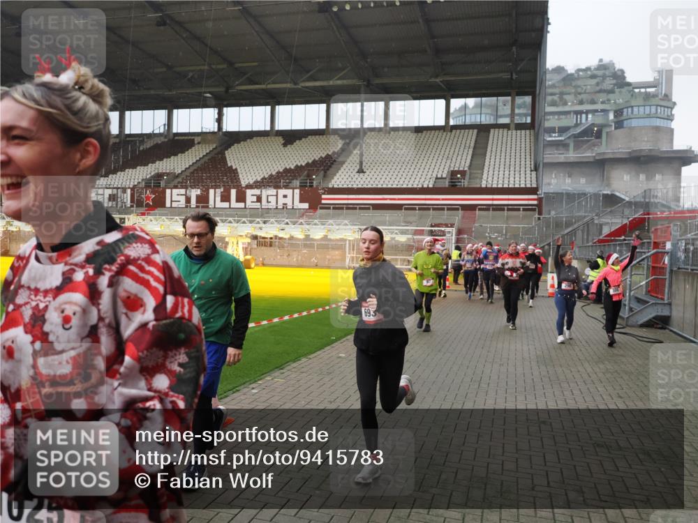 07.12.2025 - St. Pauli X-Mass-Run No. 15 Fabian Wolf http://msf.ph/oto/9415783 07.12.2025 11:06:02 Ziel 92, 298, 300, 402, 403, 659, 693, 854, 858, 878, 920, 924, 925, 927, 929, 944, 973, 1024, 1025, 1208, 1223, 1229, 1287, 1428, 1429, 1430, 1432, 1608, 1648, 2243, 2245, 3272, 3278, 4579, 4581, 4583, 4585, 4587 meine-sportfotos.de