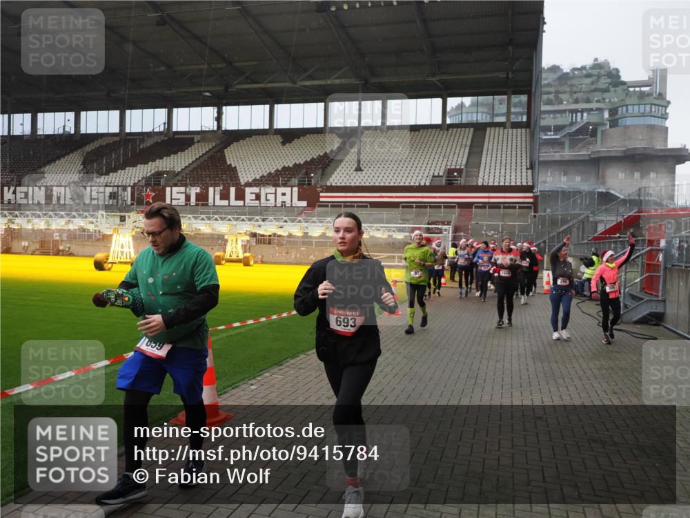 07.12.2025 - St. Pauli X-Mass-Run No. 15 Fabian Wolf http://msf.ph/oto/9415784 07.12.2025 11:06:02 Ziel 92, 298, 300, 402, 403, 659, 693, 854, 858, 878, 920, 924, 925, 927, 929, 944, 973, 1024, 1025, 1208, 1223, 1229, 1287, 1428, 1429, 1430, 1432, 1608, 1648, 2243, 2245, 3272, 3278, 4579, 4581, 4583, 4585, 4587 meine-sportfotos.de