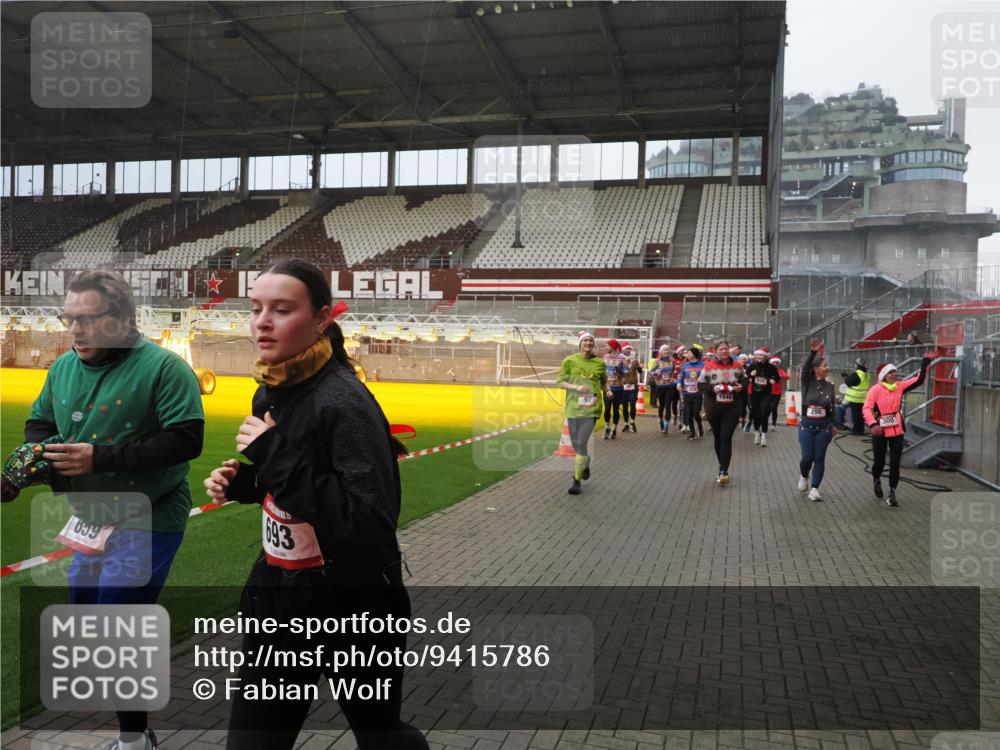 07.12.2025 - St. Pauli X-Mass-Run No. 15 Fabian Wolf http://msf.ph/oto/9415786 07.12.2025 11:06:03 Ziel 92, 298, 300, 402, 403, 556, 659, 693, 854, 858, 878, 920, 927, 929, 944, 973, 1024, 1025, 1208, 1223, 1229, 1287, 1428, 1429, 1430, 1432, 1608, 1648, 2243, 2245, 3272, 3278, 4579, 4581, 4583, 4585, 4587 meine-sportfotos.de