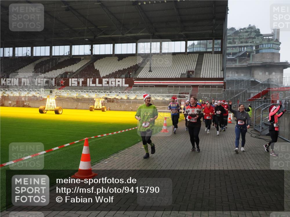 07.12.2025 - St. Pauli X-Mass-Run No. 15 Fabian Wolf http://msf.ph/oto/9415790 07.12.2025 11:06:04 Ziel 92, 298, 300, 402, 403, 556, 659, 693, 854, 858, 878, 920, 927, 929, 944, 1024, 1025, 1208, 1223, 1229, 1287, 1429, 1430, 1608, 1648, 2243, 2245, 3272, 3278, 4579, 4581, 4583, 4585, 4587 meine-sportfotos.de
