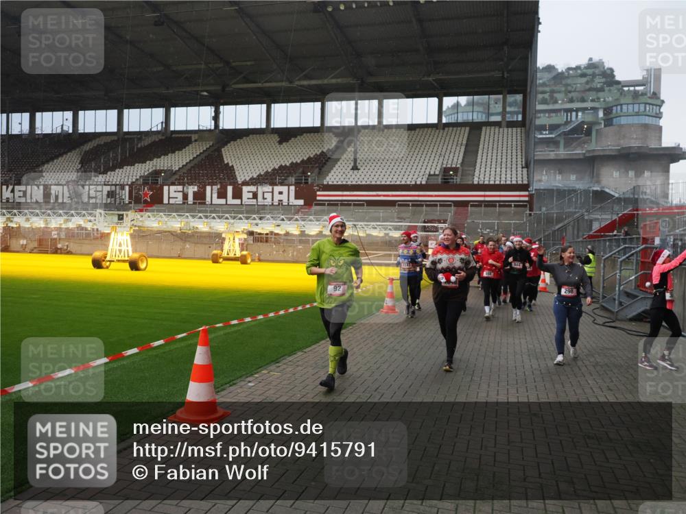07.12.2025 - St. Pauli X-Mass-Run No. 15 Fabian Wolf http://msf.ph/oto/9415791 07.12.2025 11:06:04 Ziel 92, 298, 300, 402, 403, 556, 659, 693, 854, 858, 878, 920, 927, 929, 944, 1024, 1025, 1208, 1223, 1229, 1287, 1429, 1430, 1608, 1648, 2243, 2245, 3272, 3278, 4579, 4581, 4583, 4585, 4587 meine-sportfotos.de