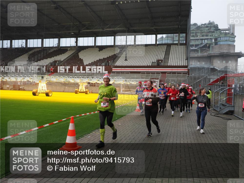 07.12.2025 - St. Pauli X-Mass-Run No. 15 Fabian Wolf http://msf.ph/oto/9415793 07.12.2025 11:06:05 Ziel 92, 298, 300, 402, 403, 556, 659, 693, 854, 858, 878, 920, 944, 1024, 1025, 1223, 1229, 1287, 1429, 1430, 1608, 1648, 2243, 2245, 4579, 4581, 4583, 4585, 4587 meine-sportfotos.de