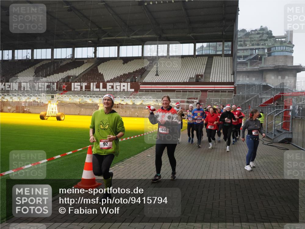 07.12.2025 - St. Pauli X-Mass-Run No. 15 Fabian Wolf http://msf.ph/oto/9415794 07.12.2025 11:06:05 Ziel 92, 298, 300, 402, 403, 556, 659, 693, 854, 858, 878, 920, 944, 1024, 1025, 1223, 1229, 1287, 1429, 1430, 1608, 1648, 2243, 2245, 4579, 4581, 4583, 4585, 4587 meine-sportfotos.de