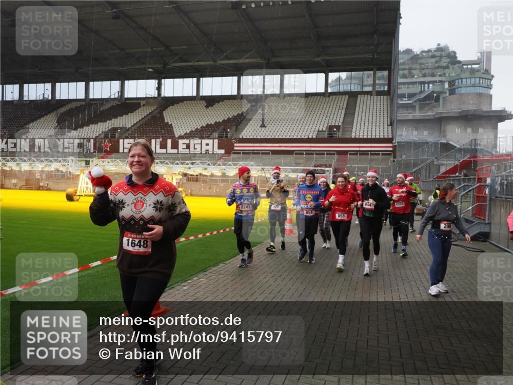 07.12.2025 - St. Pauli X-Mass-Run No. 15 Fabian Wolf http://msf.ph/oto/9415797 07.12.2025 11:06:06 Ziel 92, 298, 300, 402, 403, 556, 659, 693, 854, 858, 878, 920, 944, 1024, 1025, 1223, 1229, 1287, 1429, 1430, 1608, 1648, 2243, 2245, 4579, 4581, 4583, 4585, 4587 meine-sportfotos.de