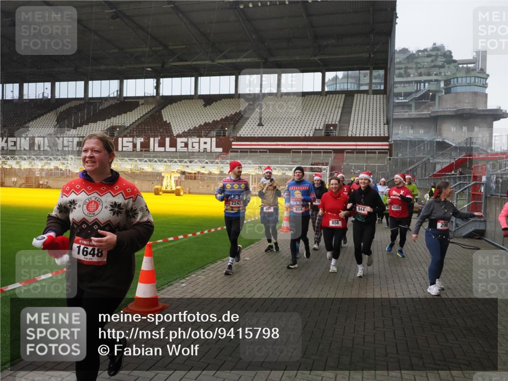 07.12.2025 - St. Pauli X-Mass-Run No. 15 Fabian Wolf http://msf.ph/oto/9415798 07.12.2025 11:06:06 Ziel 92, 298, 300, 402, 403, 556, 659, 693, 854, 858, 878, 920, 944, 1024, 1025, 1223, 1229, 1287, 1429, 1430, 1608, 1648, 2243, 2245, 4579, 4581, 4583, 4585, 4587 meine-sportfotos.de
