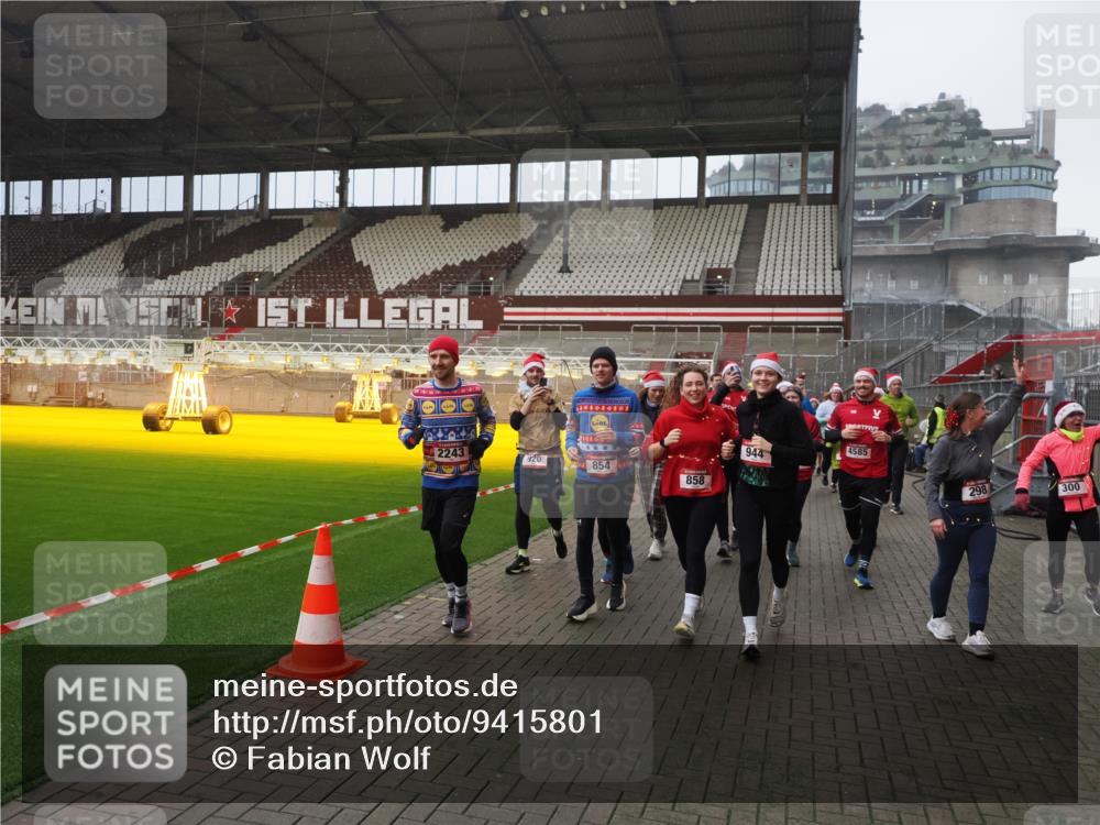 07.12.2025 - St. Pauli X-Mass-Run No. 15 Fabian Wolf http://msf.ph/oto/9415801 07.12.2025 11:06:07 Ziel 92, 298, 300, 402, 403, 556, 659, 693, 854, 858, 878, 920, 944, 1024, 1025, 1223, 1229, 1287, 1429, 1430, 1608, 1648, 2243, 2245, 4579, 4581, 4583, 4585, 4587 meine-sportfotos.de