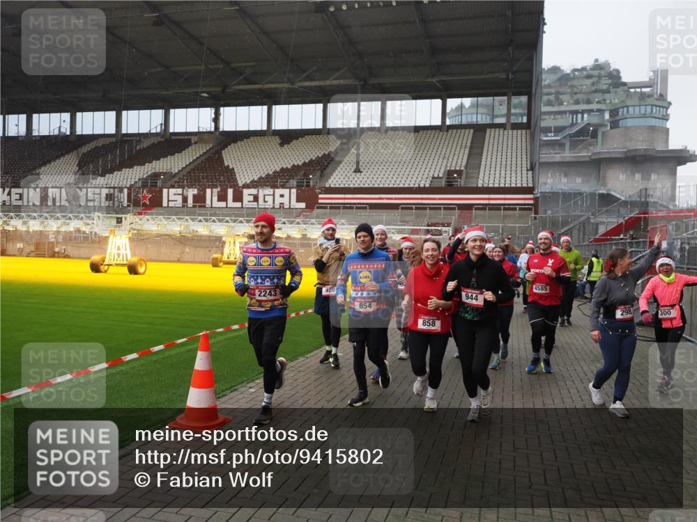 07.12.2025 - St. Pauli X-Mass-Run No. 15 Fabian Wolf http://msf.ph/oto/9415802 07.12.2025 11:06:07 Ziel 92, 298, 300, 402, 403, 556, 659, 693, 854, 858, 878, 920, 944, 1024, 1025, 1223, 1229, 1287, 1429, 1430, 1608, 1648, 2243, 2245, 4579, 4581, 4583, 4585, 4587 meine-sportfotos.de