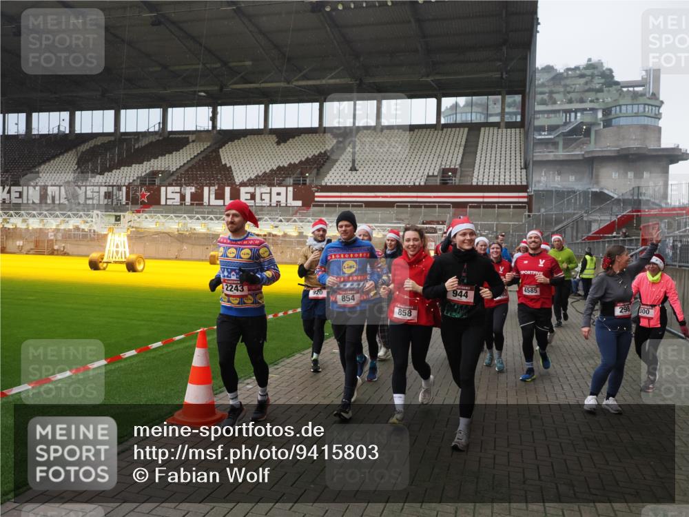 07.12.2025 - St. Pauli X-Mass-Run No. 15 Fabian Wolf http://msf.ph/oto/9415803 07.12.2025 11:06:07 Ziel 92, 298, 300, 402, 403, 556, 659, 693, 854, 858, 878, 920, 944, 1024, 1025, 1223, 1229, 1287, 1429, 1430, 1608, 1648, 2243, 2245, 4579, 4581, 4583, 4585, 4587 meine-sportfotos.de