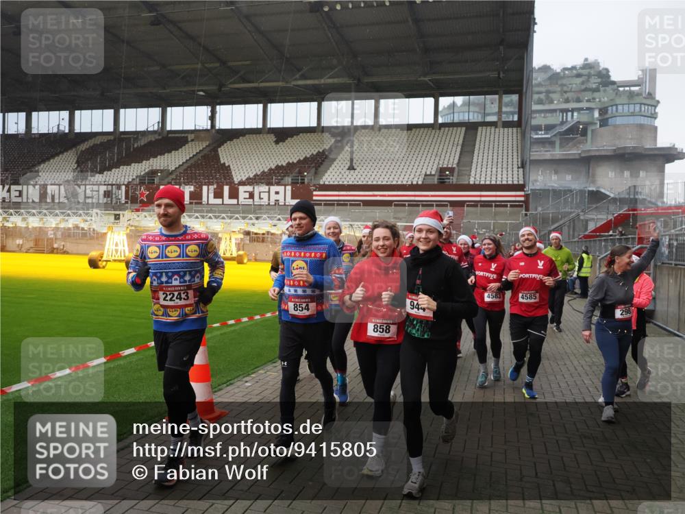 07.12.2025 - St. Pauli X-Mass-Run No. 15 Fabian Wolf http://msf.ph/oto/9415805 07.12.2025 11:06:08 Ziel 92, 204, 298, 300, 402, 403, 414, 556, 659, 693, 854, 858, 878, 920, 944, 1024, 1025, 1223, 1229, 1287, 1429, 1430, 1608, 1648, 2243, 2245, 4579, 4581, 4583, 4585, 4587 meine-sportfotos.de