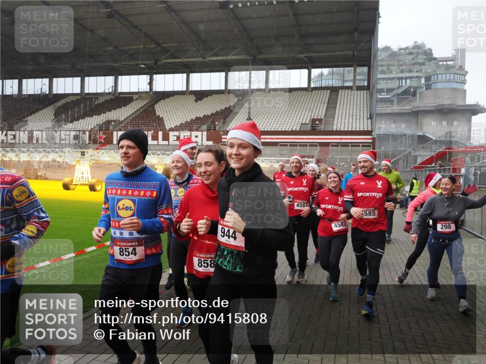07.12.2025 - St. Pauli X-Mass-Run No. 15 Fabian Wolf http://msf.ph/oto/9415808 07.12.2025 11:06:08 Ziel 92, 204, 298, 300, 402, 403, 414, 556, 659, 693, 854, 858, 878, 920, 944, 1024, 1025, 1223, 1229, 1287, 1429, 1430, 1608, 1648, 2243, 2245, 4579, 4581, 4583, 4585, 4587 meine-sportfotos.de