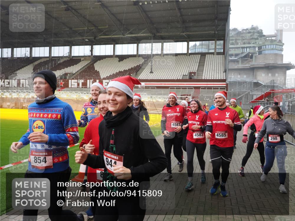 07.12.2025 - St. Pauli X-Mass-Run No. 15 Fabian Wolf http://msf.ph/oto/9415809 07.12.2025 11:06:08 Ziel 92, 204, 298, 300, 402, 403, 414, 556, 659, 693, 854, 858, 878, 920, 944, 1024, 1025, 1223, 1229, 1287, 1429, 1430, 1608, 1648, 2243, 2245, 4579, 4581, 4583, 4585, 4587 meine-sportfotos.de