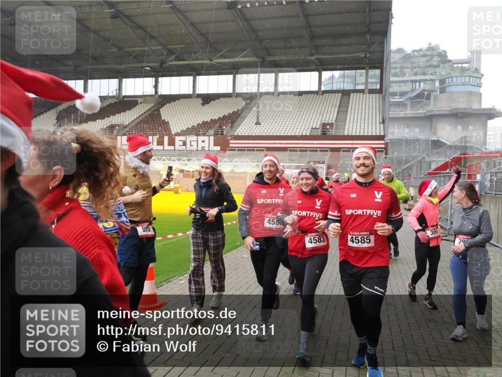 07.12.2025 - St. Pauli X-Mass-Run No. 15 Fabian Wolf http://msf.ph/oto/9415811 07.12.2025 11:06:09 Ziel 92, 204, 298, 300, 402, 403, 414, 556, 659, 693, 854, 858, 878, 920, 944, 1024, 1025, 1223, 1229, 1287, 1429, 1430, 1608, 1648, 2243, 2245, 4579, 4581, 4583, 4585, 4587 meine-sportfotos.de