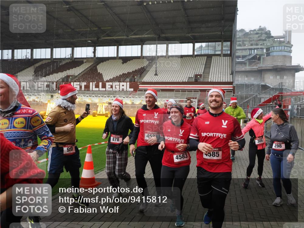 07.12.2025 - St. Pauli X-Mass-Run No. 15 Fabian Wolf http://msf.ph/oto/9415812 07.12.2025 11:06:09 Ziel 92, 204, 298, 300, 402, 403, 414, 556, 659, 693, 854, 858, 878, 920, 944, 1024, 1025, 1223, 1229, 1287, 1429, 1430, 1608, 1648, 2243, 2245, 4579, 4581, 4583, 4585, 4587 meine-sportfotos.de