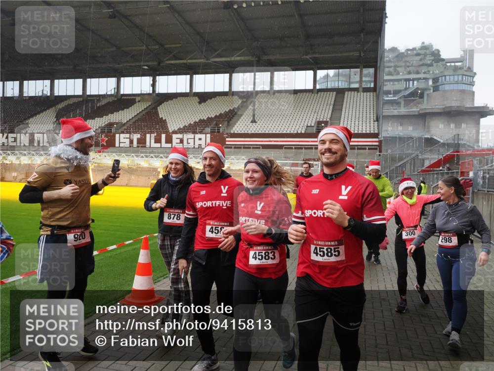 07.12.2025 - St. Pauli X-Mass-Run No. 15 Fabian Wolf http://msf.ph/oto/9415813 07.12.2025 11:06:09 Ziel 92, 204, 298, 300, 402, 403, 414, 556, 659, 693, 854, 858, 878, 920, 944, 1024, 1025, 1223, 1229, 1287, 1429, 1430, 1608, 1648, 2243, 2245, 4579, 4581, 4583, 4585, 4587 meine-sportfotos.de