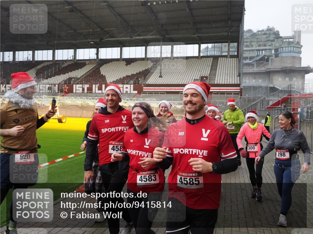07.12.2025 - St. Pauli X-Mass-Run No. 15 Fabian Wolf http://msf.ph/oto/9415814 07.12.2025 11:06:09 Ziel 92, 204, 298, 300, 402, 403, 414, 556, 659, 693, 854, 858, 878, 920, 944, 1024, 1025, 1223, 1229, 1287, 1429, 1430, 1608, 1648, 2243, 2245, 4579, 4581, 4583, 4585, 4587 meine-sportfotos.de