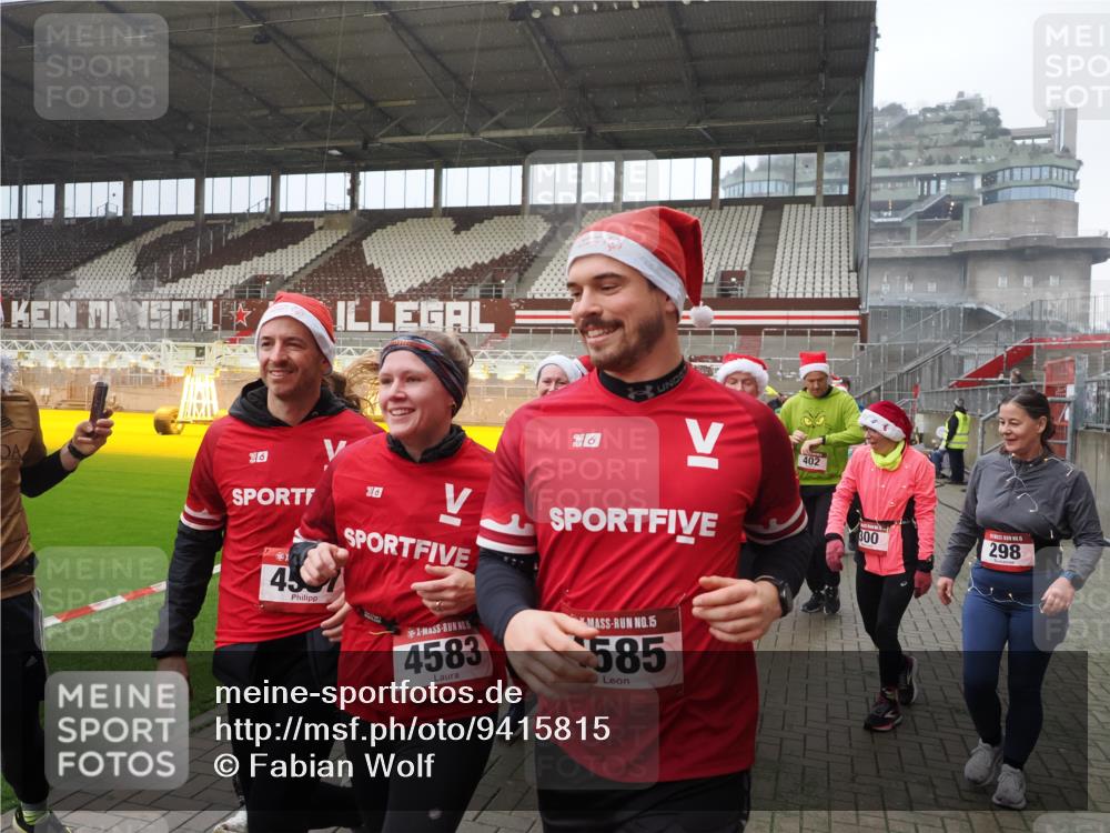 07.12.2025 - St. Pauli X-Mass-Run No. 15 Fabian Wolf http://msf.ph/oto/9415815 07.12.2025 11:06:10 Ziel 92, 204, 298, 300, 402, 403, 414, 556, 659, 693, 854, 858, 878, 920, 944, 1024, 1025, 1223, 1229, 1287, 1429, 1430, 1648, 2243, 2245, 4579, 4581, 4583, 4585, 4587 meine-sportfotos.de