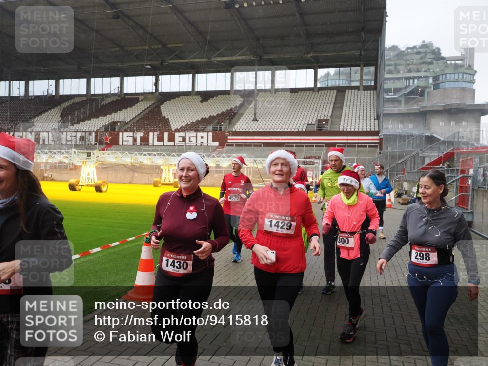07.12.2025 - St. Pauli X-Mass-Run No. 15 Fabian Wolf http://msf.ph/oto/9415818 07.12.2025 11:06:10 Ziel 92, 204, 298, 300, 402, 403, 414, 556, 659, 693, 854, 858, 878, 920, 944, 1024, 1025, 1223, 1229, 1287, 1429, 1430, 1648, 2243, 2245, 4579, 4581, 4583, 4585, 4587 meine-sportfotos.de