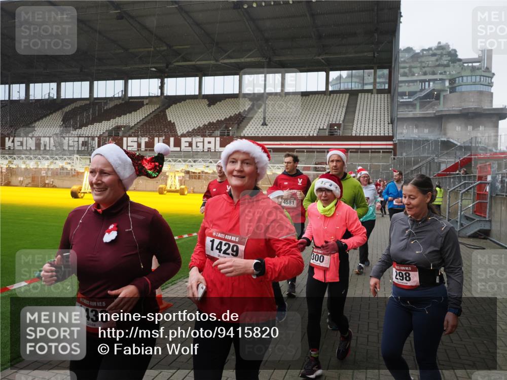07.12.2025 - St. Pauli X-Mass-Run No. 15 Fabian Wolf http://msf.ph/oto/9415820 07.12.2025 11:06:11 Ziel 92, 204, 300, 402, 403, 414, 556, 659, 693, 854, 858, 878, 920, 944, 1024, 1025, 1223, 1229, 1287, 1403, 1429, 1430, 1648, 2243, 2245, 4579, 4581, 4583, 4585, 4587 meine-sportfotos.de