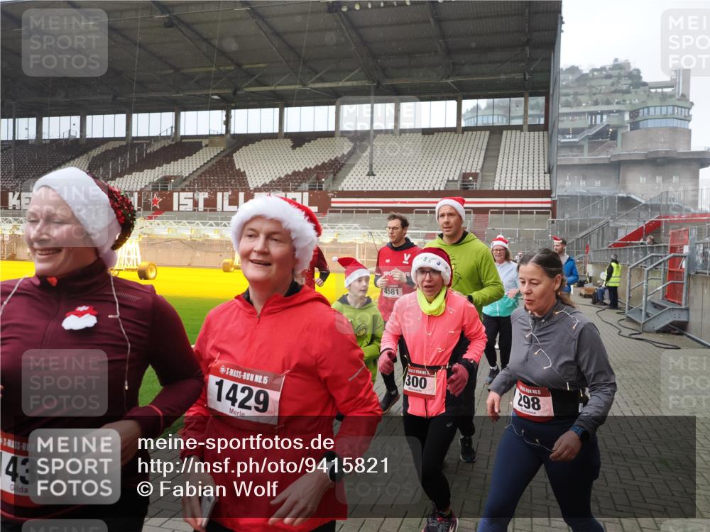 07.12.2025 - St. Pauli X-Mass-Run No. 15 Fabian Wolf http://msf.ph/oto/9415821 07.12.2025 11:06:11 Ziel 92, 204, 300, 402, 403, 414, 556, 659, 693, 854, 858, 878, 920, 944, 1024, 1025, 1223, 1229, 1287, 1403, 1429, 1430, 1648, 2243, 2245, 4579, 4581, 4583, 4585, 4587 meine-sportfotos.de