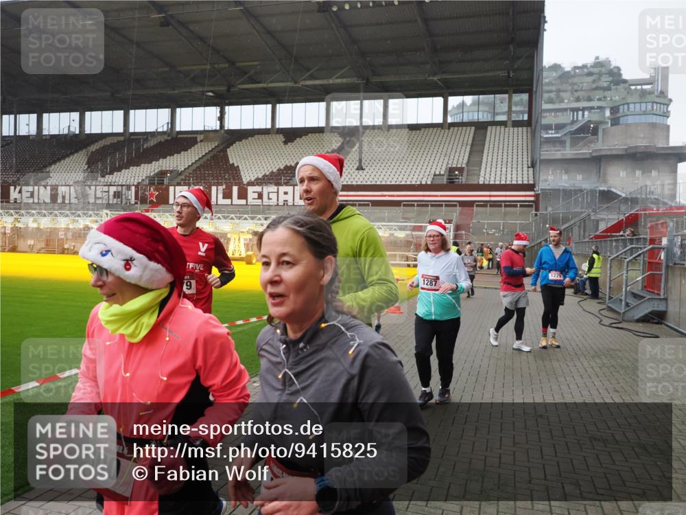 07.12.2025 - St. Pauli X-Mass-Run No. 15 Fabian Wolf http://msf.ph/oto/9415825 07.12.2025 11:06:12 Ziel 92, 204, 402, 403, 414, 556, 693, 854, 858, 878, 920, 944, 1024, 1025, 1223, 1229, 1287, 1403, 1429, 1430, 1648, 2243, 2245, 4579, 4581, 4583, 4585, 4587 meine-sportfotos.de