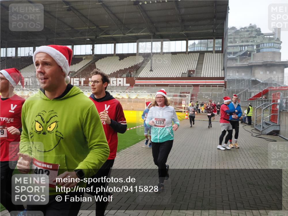 07.12.2025 - St. Pauli X-Mass-Run No. 15 Fabian Wolf http://msf.ph/oto/9415828 07.12.2025 11:06:12 Ziel 92, 204, 402, 403, 414, 556, 693, 854, 858, 878, 920, 944, 1024, 1025, 1223, 1229, 1287, 1403, 1429, 1430, 1648, 2243, 2245, 4579, 4581, 4583, 4585, 4587 meine-sportfotos.de