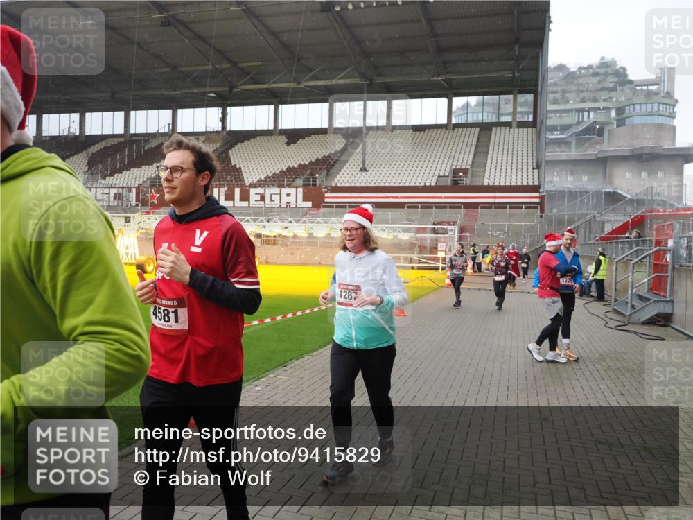 07.12.2025 - St. Pauli X-Mass-Run No. 15 Fabian Wolf http://msf.ph/oto/9415829 07.12.2025 11:06:12 Ziel 92, 204, 402, 403, 414, 556, 693, 854, 858, 878, 920, 944, 1024, 1025, 1223, 1229, 1287, 1403, 1429, 1430, 1648, 2243, 2245, 4579, 4581, 4583, 4585, 4587 meine-sportfotos.de