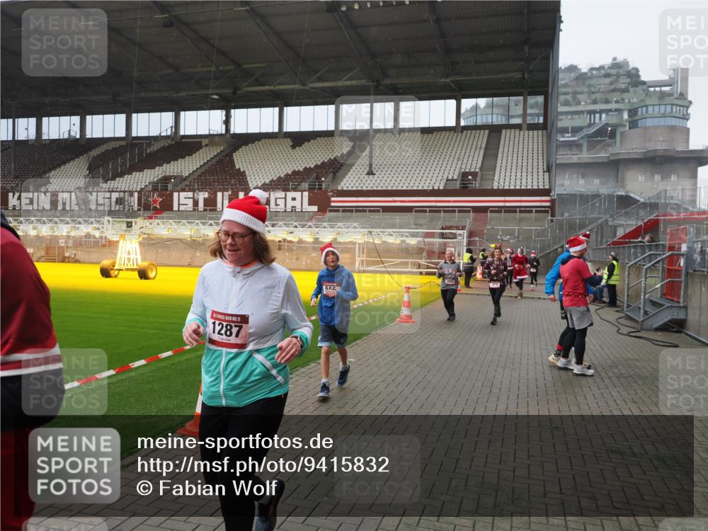 07.12.2025 - St. Pauli X-Mass-Run No. 15 Fabian Wolf http://msf.ph/oto/9415832 07.12.2025 11:06:13 Ziel 92, 204, 402, 403, 414, 474, 486, 556, 693, 854, 858, 878, 920, 944, 1024, 1025, 1223, 1229, 1287, 1403, 1429, 1430, 1648, 2243, 2245, 4579, 4581, 4583, 4585, 4587 meine-sportfotos.de