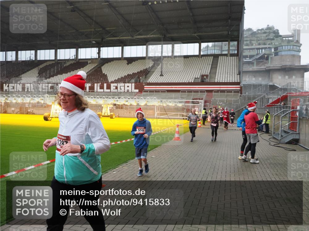 07.12.2025 - St. Pauli X-Mass-Run No. 15 Fabian Wolf http://msf.ph/oto/9415833 07.12.2025 11:06:13 Ziel 92, 204, 402, 403, 414, 474, 486, 556, 693, 854, 858, 878, 920, 944, 1024, 1025, 1223, 1229, 1287, 1403, 1429, 1430, 1648, 2243, 2245, 4579, 4581, 4583, 4585, 4587 meine-sportfotos.de