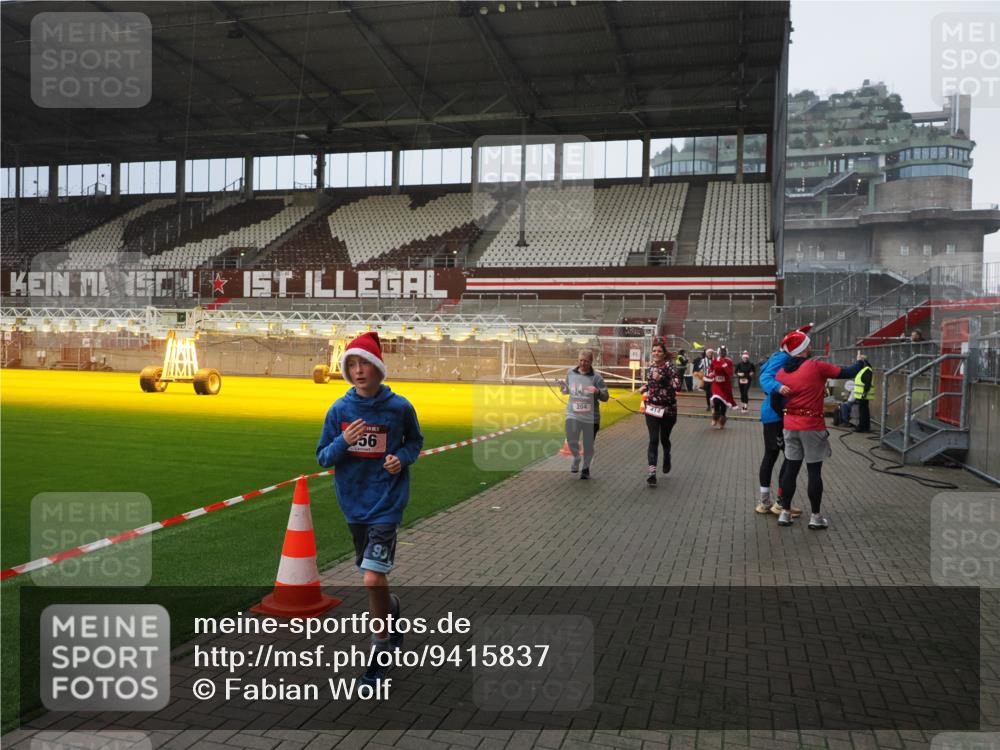 07.12.2025 - St. Pauli X-Mass-Run No. 15 Fabian Wolf http://msf.ph/oto/9415837 07.12.2025 11:06:14 Ziel 92, 204, 402, 403, 414, 474, 486, 556, 693, 854, 858, 878, 920, 944, 1024, 1025, 1223, 1229, 1287, 1403, 1429, 1430, 1648, 2243, 2245, 4579, 4581, 4583, 4585, 4587 meine-sportfotos.de