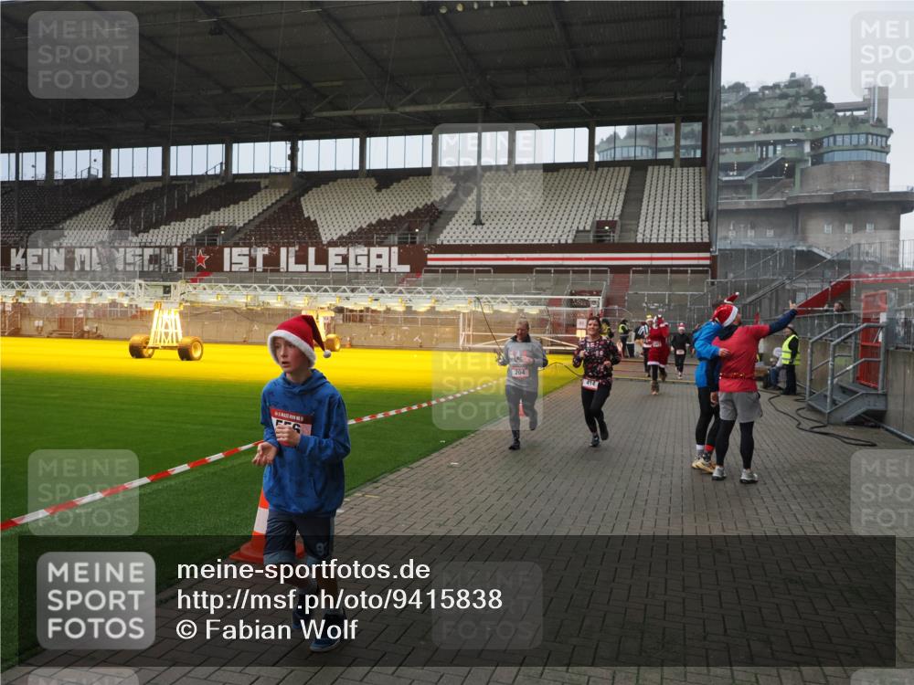 07.12.2025 - St. Pauli X-Mass-Run No. 15 Fabian Wolf http://msf.ph/oto/9415838 07.12.2025 11:06:14 Ziel 92, 204, 402, 403, 414, 474, 486, 556, 693, 854, 858, 878, 920, 944, 1024, 1025, 1223, 1229, 1287, 1403, 1429, 1430, 1648, 2243, 2245, 4579, 4581, 4583, 4585, 4587 meine-sportfotos.de