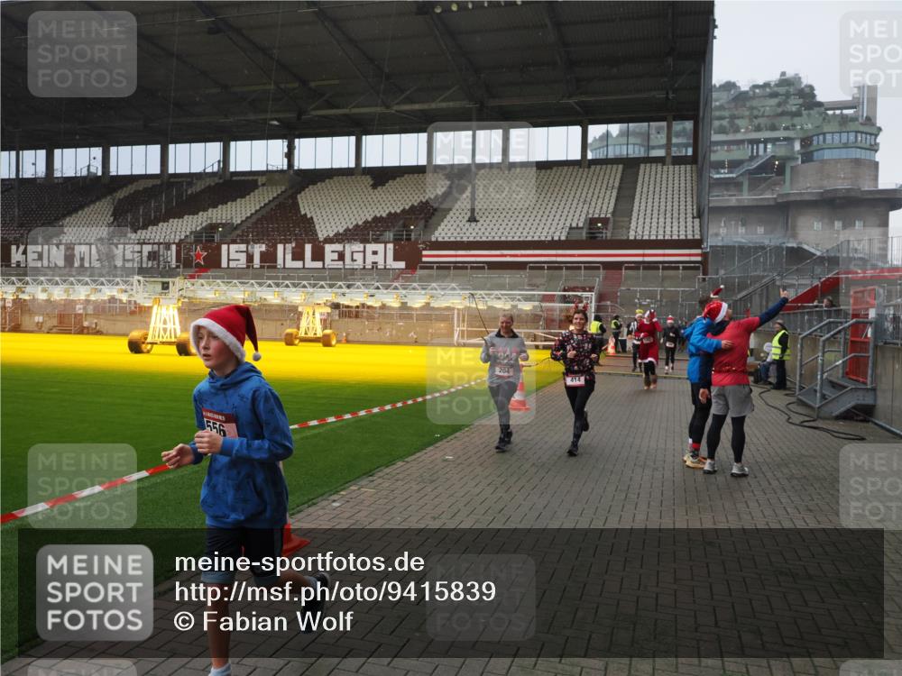 07.12.2025 - St. Pauli X-Mass-Run No. 15 Fabian Wolf http://msf.ph/oto/9415839 07.12.2025 11:06:14 Ziel 92, 204, 402, 403, 414, 474, 486, 556, 693, 854, 858, 878, 920, 944, 1024, 1025, 1223, 1229, 1287, 1403, 1429, 1430, 1648, 2243, 2245, 4579, 4581, 4583, 4585, 4587 meine-sportfotos.de