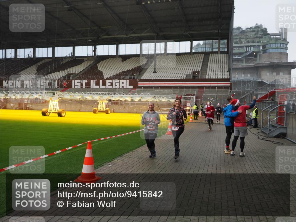 07.12.2025 - St. Pauli X-Mass-Run No. 15 Fabian Wolf http://msf.ph/oto/9415842 07.12.2025 11:06:15 Ziel 204, 402, 403, 414, 474, 486, 556, 693, 854, 858, 878, 920, 944, 1024, 1223, 1229, 1287, 1403, 1429, 1430, 1648, 2243, 2245, 4579, 4581, 4583, 4585, 4587 meine-sportfotos.de