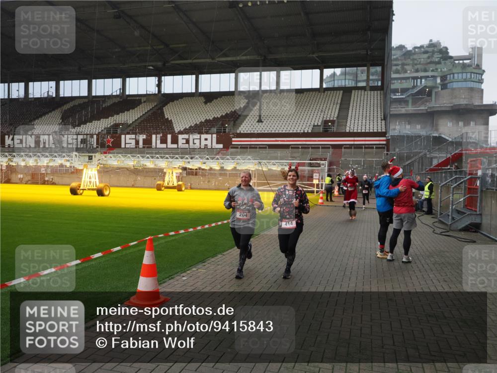 07.12.2025 - St. Pauli X-Mass-Run No. 15 Fabian Wolf http://msf.ph/oto/9415843 07.12.2025 11:06:15 Ziel 204, 402, 403, 414, 474, 486, 556, 693, 854, 858, 878, 920, 944, 1024, 1223, 1229, 1287, 1403, 1429, 1430, 1648, 2243, 2245, 4579, 4581, 4583, 4585, 4587 meine-sportfotos.de