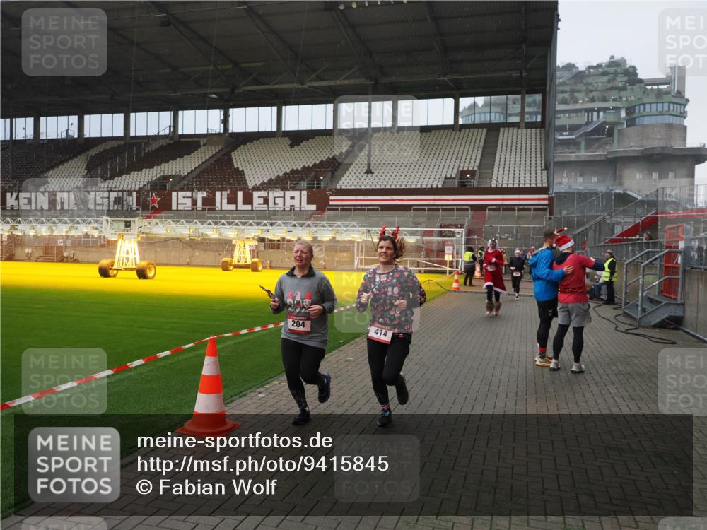 07.12.2025 - St. Pauli X-Mass-Run No. 15 Fabian Wolf http://msf.ph/oto/9415845 07.12.2025 11:06:16 Ziel 204, 402, 403, 414, 474, 486, 556, 854, 858, 878, 920, 944, 1223, 1229, 1287, 1403, 1429, 1430, 2243, 2245, 4579, 4581, 4583, 4585, 4587 meine-sportfotos.de