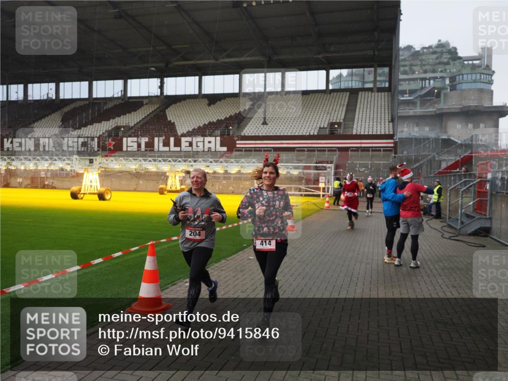 07.12.2025 - St. Pauli X-Mass-Run No. 15 Fabian Wolf http://msf.ph/oto/9415846 07.12.2025 11:06:16 Ziel 204, 402, 403, 414, 474, 486, 556, 854, 858, 878, 920, 944, 1223, 1229, 1287, 1403, 1429, 1430, 2243, 2245, 4579, 4581, 4583, 4585, 4587 meine-sportfotos.de
