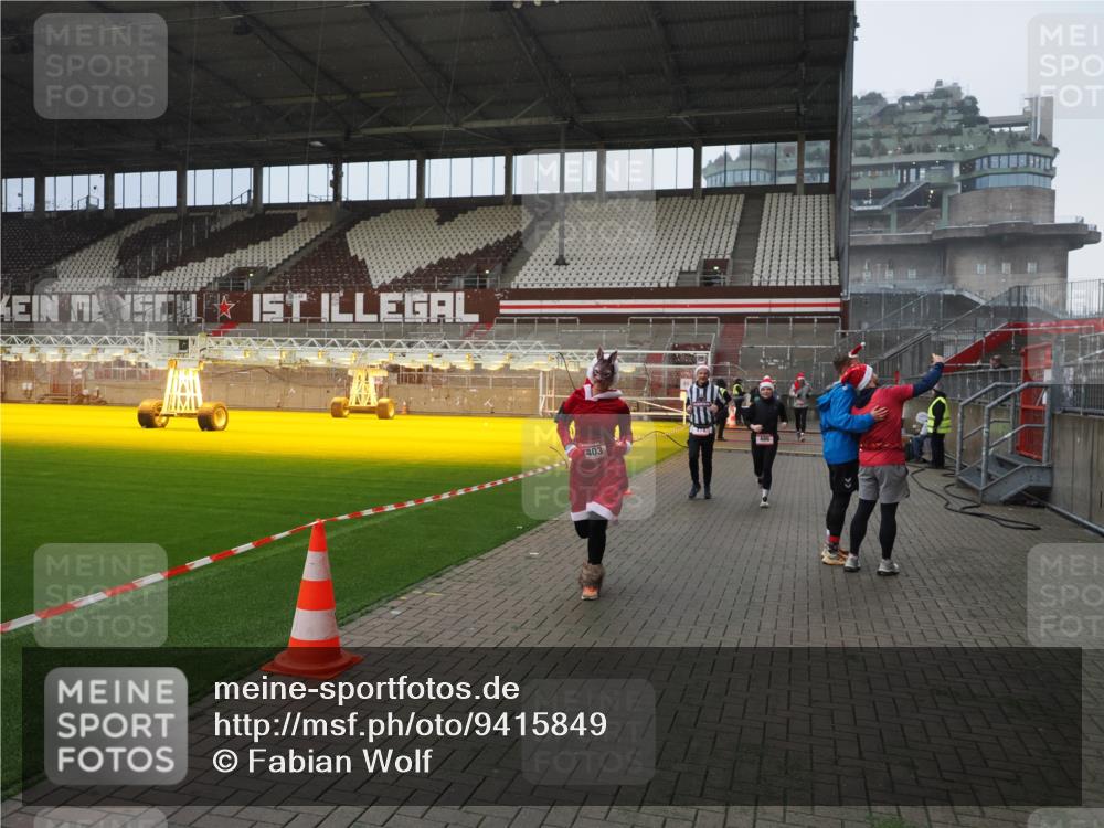 07.12.2025 - St. Pauli X-Mass-Run No. 15 Fabian Wolf http://msf.ph/oto/9415849 07.12.2025 11:06:18 Ziel 204, 402, 403, 414, 474, 486, 556, 854, 858, 878, 920, 1223, 1229, 1287, 1403, 1429, 1430, 1442, 2245, 4579, 4581, 4583, 4585, 4587 meine-sportfotos.de