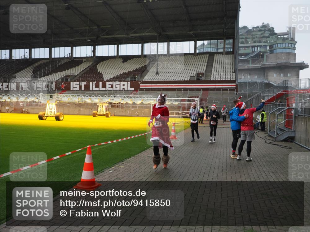 07.12.2025 - St. Pauli X-Mass-Run No. 15 Fabian Wolf http://msf.ph/oto/9415850 07.12.2025 11:06:19 Ziel 204, 402, 403, 414, 474, 486, 556, 1223, 1229, 1287, 1403, 1429, 1430, 1440, 1442, 4579, 4581, 4583, 4585, 4587 meine-sportfotos.de