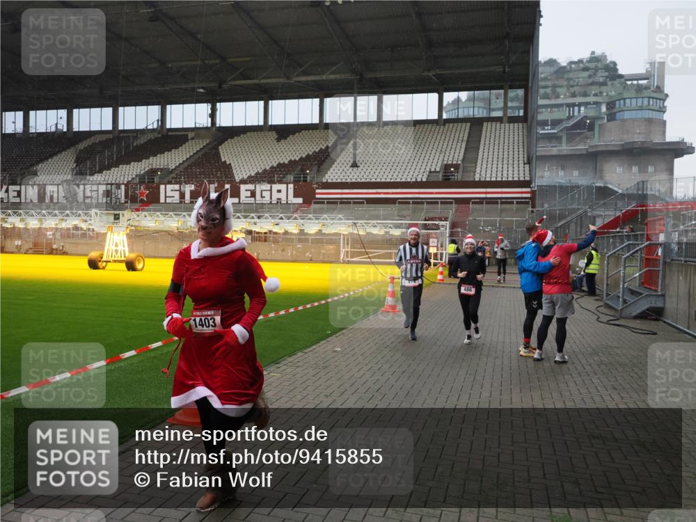 07.12.2025 - St. Pauli X-Mass-Run No. 15 Fabian Wolf http://msf.ph/oto/9415855 07.12.2025 11:06:20 Ziel 204, 402, 403, 414, 474, 486, 556, 1223, 1229, 1287, 1403, 1440, 1442, 4579, 4581 meine-sportfotos.de