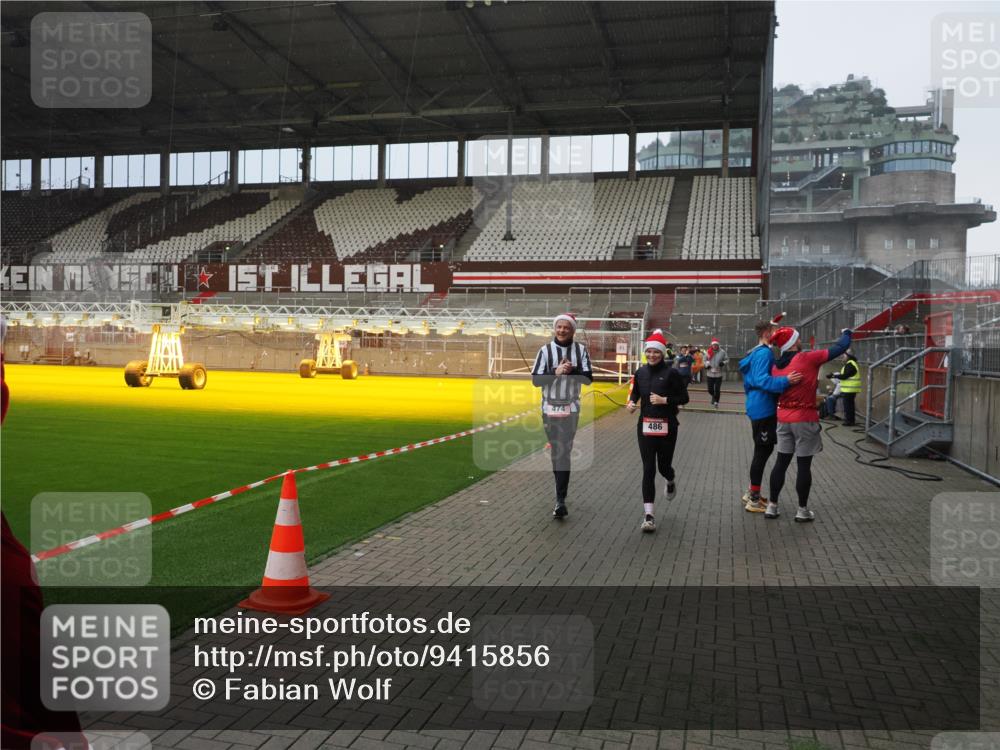 07.12.2025 - St. Pauli X-Mass-Run No. 15 Fabian Wolf http://msf.ph/oto/9415856 07.12.2025 11:06:20 Ziel 204, 402, 403, 414, 474, 486, 556, 1223, 1229, 1287, 1403, 1440, 1442, 4579, 4581 meine-sportfotos.de