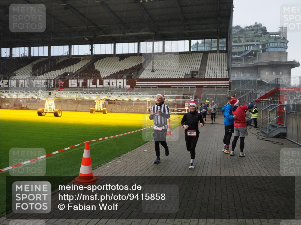 07.12.2025 - St. Pauli X-Mass-Run No. 15 Fabian Wolf http://msf.ph/oto/9415858 07.12.2025 11:06:21 Ziel 204, 402, 403, 414, 474, 486, 556, 1287, 1403, 1440, 1442, 4579, 4581 meine-sportfotos.de