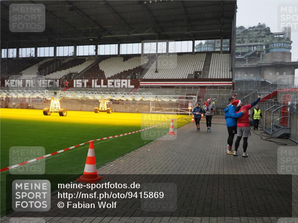 07.12.2025 - St. Pauli X-Mass-Run No. 15 Fabian Wolf http://msf.ph/oto/9415869 07.12.2025 11:06:23 Ziel 204, 414, 474, 486, 556, 1403, 1440, 1442 meine-sportfotos.de